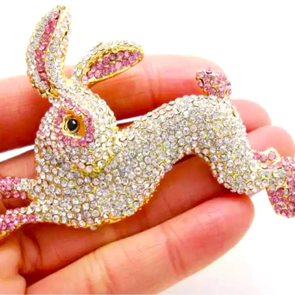 Bunny brooch pin